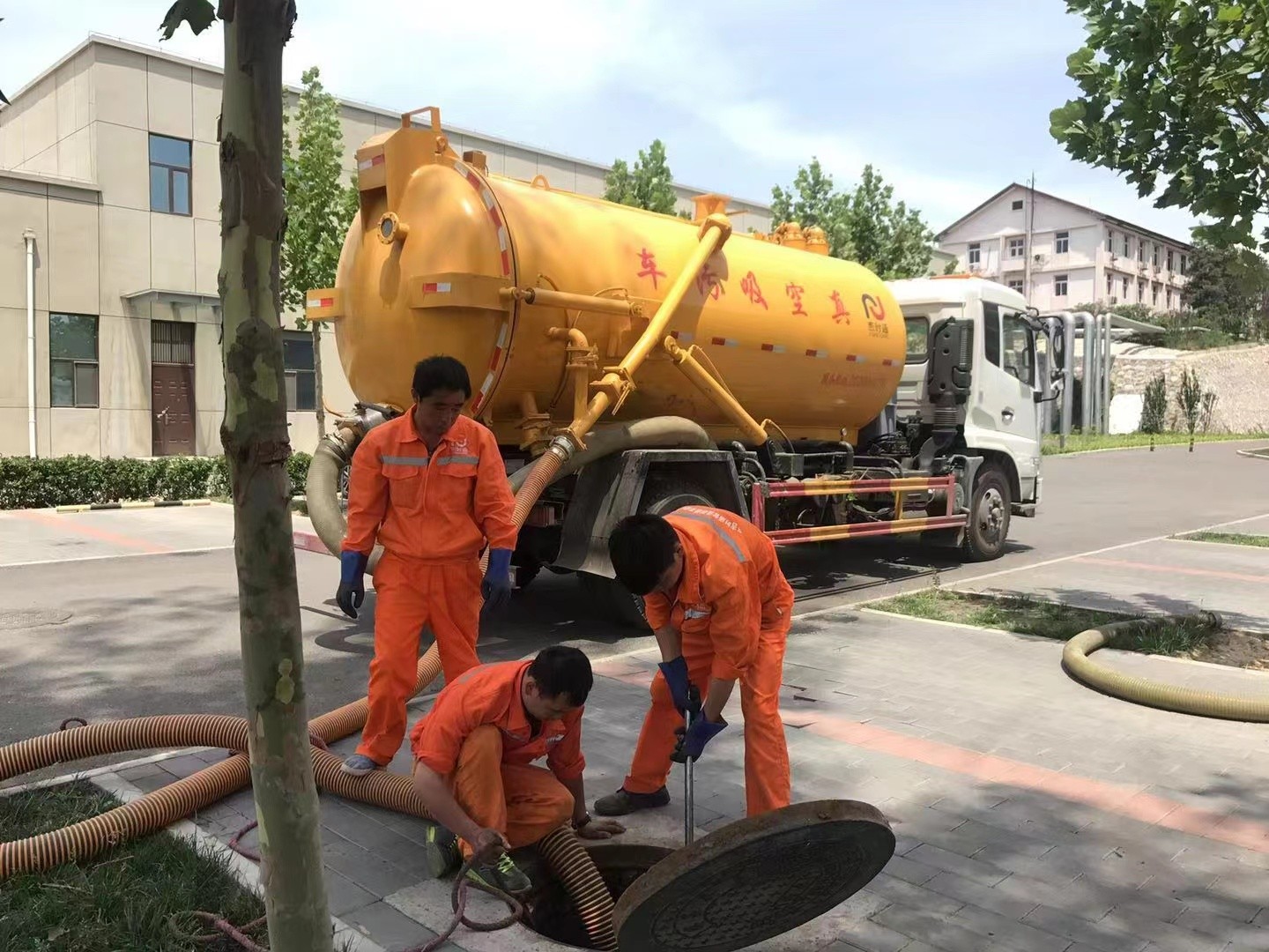 墨江管道疏通车停在窨井附近