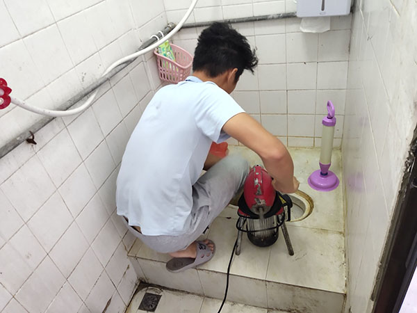 墨江管道堵塞冒臭气 专业师傅现场解决问题