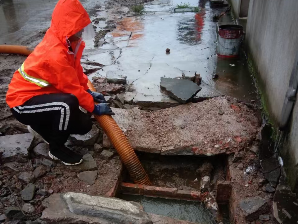 墨江专业清理污水池 炜誉市政以规范流程守护城市 “肠道”